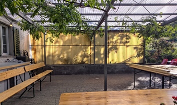Restaurantgarten mit Holz